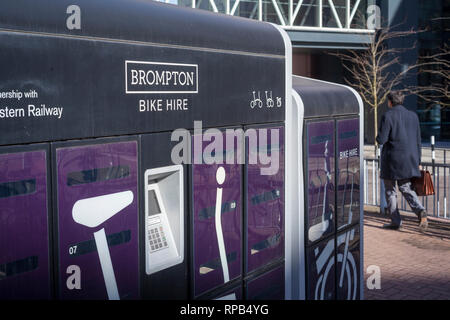 Ein Brompton Bike Verleih außerhalb Bahnhof Reading, Berkshire. Stockfoto