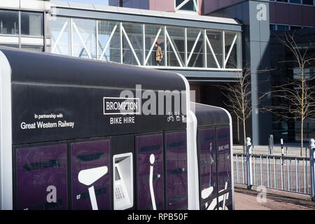 Ein Brompton Bike Verleih außerhalb Bahnhof Reading, Berkshire. Stockfoto