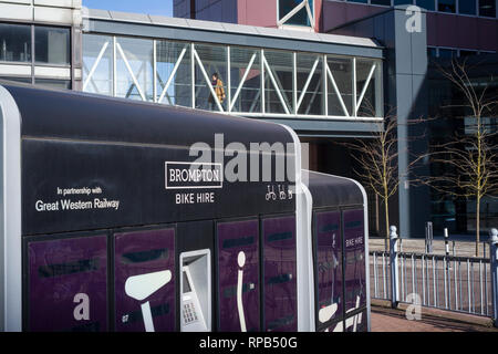 Ein Brompton Bike Verleih außerhalb Bahnhof Reading, Berkshire. Stockfoto