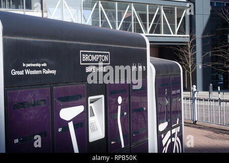 Ein Brompton Bike Verleih außerhalb Bahnhof Reading, Berkshire. Stockfoto