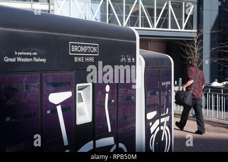 Ein Brompton Bike Verleih außerhalb Bahnhof Reading, Berkshire. Stockfoto