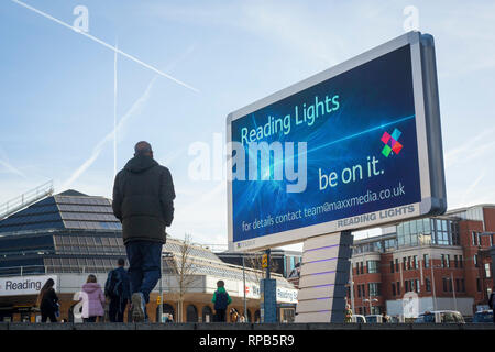 Eine riesige neue beleuchtete LED-Werbung Anzeige außerhalb Bahnhof Reading, Berkshire. Stockfoto