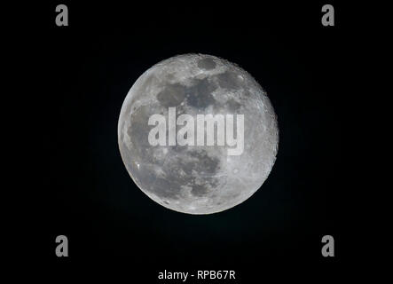 Himmelskörper im Himmel: Abnehmender Mond gibbous (einen Tag nach Vollmond) in den Nachthimmel von Surrey gesehen, South East England, Großbritannien Stockfoto