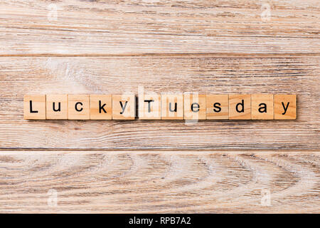 Lucky Dienstag Wort auf Holz Block geschrieben. Lucky Dienstag text auf Holz- Tabelle für Ihr Design, Konzept. Stockfoto