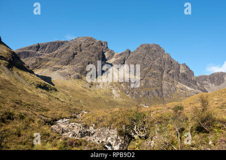 Bla Bheinn (links der Bildmitte) und Clach Glas (rechts von der Mitte) in der Black Cuillin Berge auf der Insel Skye, Schottland, Großbritannien Stockfoto