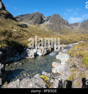 Bla Bheinn (links der Bildmitte) und Clach Glas (rechts von der Mitte) Allt na Dunaiche Stream in der Black Cuillin Berge auf der Insel Skye, Schottland, Großbritannien Stockfoto