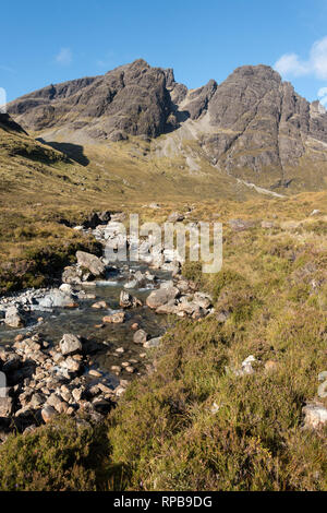 Bla Bheinn (links der Bildmitte) und Clach Glas (rechts von der Mitte) Allt na Dunaiche Stream in der Black Cuillin Berge auf der Insel Skye, Schottland, Großbritannien Stockfoto