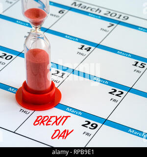 Konzept Bild der Zeit läuft heraus, oder läuft die Uhr Brexit Tag der Frist am 29. März 2019 von einem Kalender und Sanduhr Timer angezeigt. Stockfoto