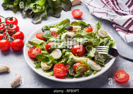 Frischer Salat mit Tomaten und Wachteleier und Kopfsalat Stockfoto