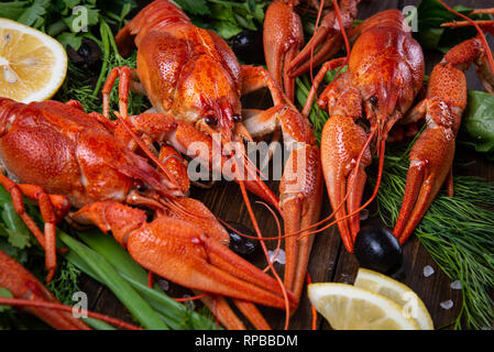 Langusten. Rot gekochte crawfishes auf Tisch im rustikalen Stil, Nahaufnahme. Hummer Nahaufnahme. Stockfoto
