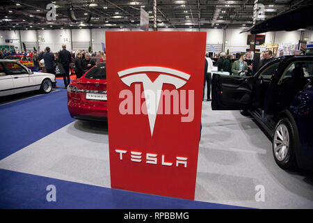 LONDON, UK, 15. Februar 2019: Tesla Automarke auf der Classic Car Show Stockfoto