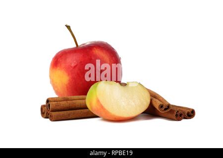 Rote reife Apple und aromatische Zimtstangen auf weißem Hintergrund Stockfoto