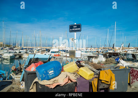 Hafen von Antibes, Frankreich, mit Fanggeräten und Müll vor Stockfoto