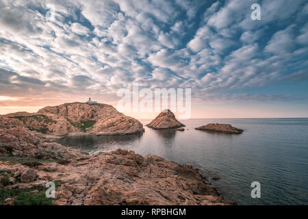 Sonne hinter den Leuchtturm auf La Pietra Rock bei Ile Rousse in der Balagne Korsika Stockfoto