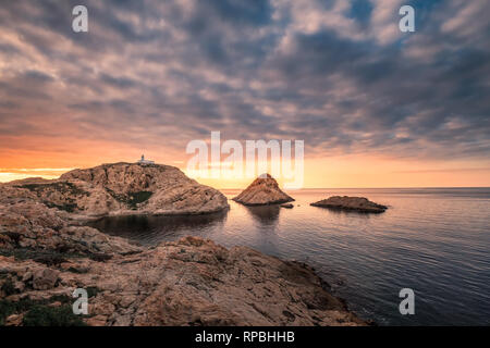 Sonne hinter den Leuchtturm auf La Pietra Rock bei Ile Rousse in der Balagne Korsika Stockfoto