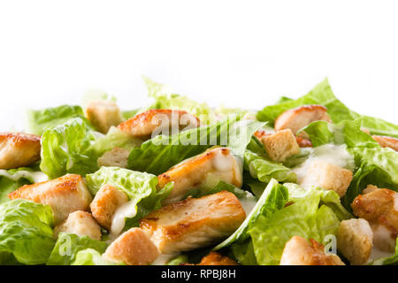 Nahaufnahme von Caesar Salat mit dem Salat, Hühnchen und Croutons auf weißem Hintergrund. Copyspace Stockfoto