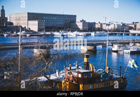 Skeppsholmsbron (Skeppsholm Brücke) mit Kungliga Slotten (Royal Palace) auf Gamla Stan im Hintergrund, Stockholm, Schweden, Skandinavien Stockfoto