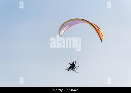 Abenteuer Mann aktiv Sport Pilot im Himmel mit Paramotor paraglider Gleitschirm Motor Fliegen Stockfoto