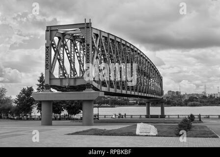 Nowosibirsk, Russland - 28. Juni 2013: Der Teil der Eisenbahnbrücke über die Gasse "120 Jahre der Transsib'. Die Schwarz-Weiß-Fotografie. Stockfoto