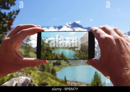 Smartphone, Foto. In der Nähe von Mobiltelefon kamera Bildschirm fotografieren schöne amerikanische Landschaft Stockfoto