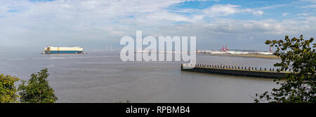 Großen Containerschiff vorbei an Portishead in Portbury Docks, Bristol, Vereinigtes Königreich Stockfoto