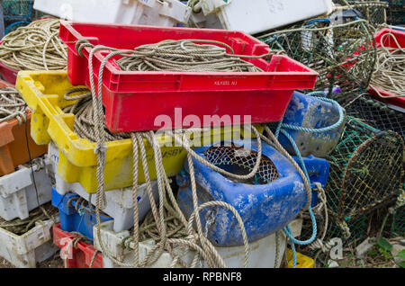 Eine Auswahl an farbenfrohen Fanggeräte an der Hafenpromenade in Brancaster Staithe, North Norfolk, Großbritannien Stockfoto