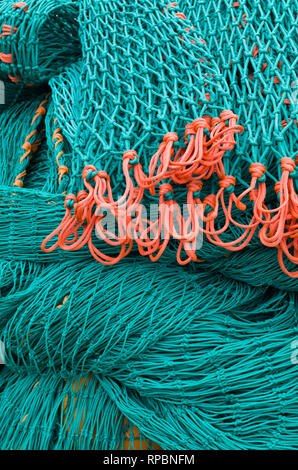 In der Nähe von Grün Fischernetze mit einer kontrastierenden orange farbige Element, brancaster Staithe, North Norfolk, Großbritannien Stockfoto