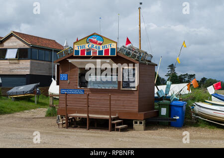 Die Krabbe Hütte am Kai in Brancaster Staithe, Norfolk, UK; verkaufen baguettes gefüllt mit frischen Meeresfrüchten vor Ort gefangenen von Simon Letzer. Stockfoto