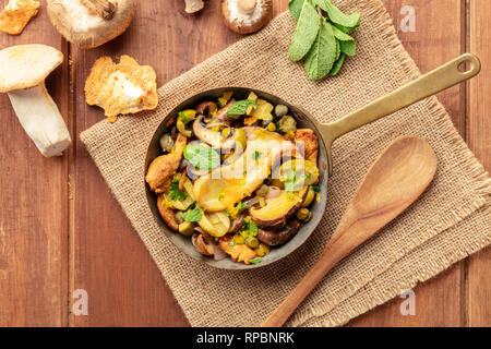 Ein Foto von einem rustikalen Pilze und Oliven saute mit Minze und Steinpilze, Schuß von der Oberseite mit einem Platz für Text Stockfoto