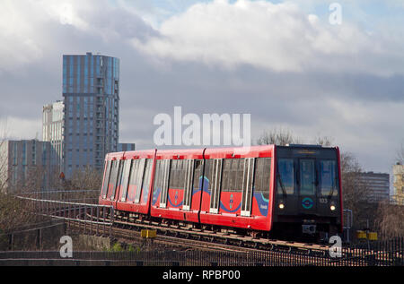 Die Docklands Light Railway Bahn vorbei an den Bug Creek Ökologie Park in der Nähe von Canning Town. Stockfoto