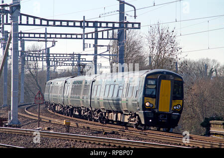 Eine Klasse 387 Elektrischer Triebzug arbeiten ein Great Western Railway service Southcote Kreuzung. Stockfoto