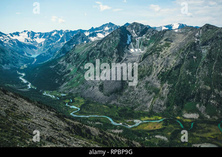 Malerischer Blick auf den gewundenen Fluss, die Berge und den Fluss mit türkisfarbenem Wasser. Das Hochland mit seinen schneebedeckten Gipfeln Stockfoto