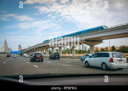 Februar 11, 2019 - Duabi VAE: Dubai Metro kann Biene auf der U-Bahn Brücke während düstere Wetter in Duabi gesehen. Stockfoto