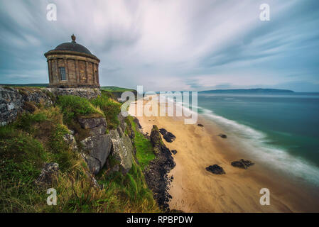 Mussenden Temple auf hohen Klippen in der Nähe von Castlerock in Nordirland gelegen Stockfoto