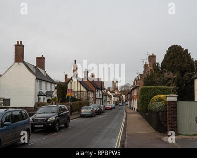 Blick entlang des unteren Lessle Straße in Bungay mit dem Turm der Marienkirche im Hintergrund Stockfoto