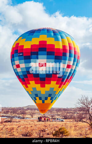 Heißluftballons am Himmel über Kappadokien. Göreme, Kappadokien, Türkei - Januar 28, 2019. Stockfoto