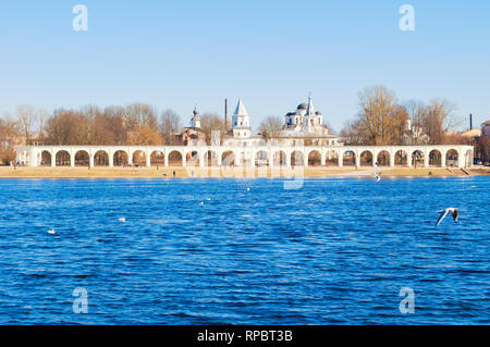 In Weliki Nowgorod, Russland. Die yaroslav Innenhof im Frühjahr Sonnenuntergang in der Nähe des Flusses Wolchow in Weliki Nowgorod, Russland. Feder Architektur Landschaft Stockfoto