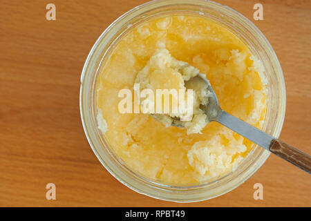 Gelbe Kokosöl in einem jar. Close Up. Stockfoto