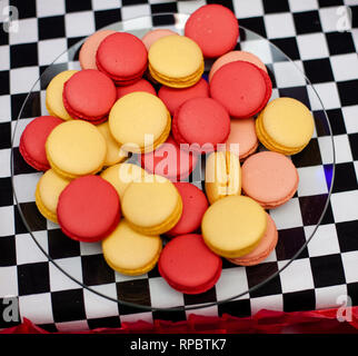 Candy Bar auf Boy's Geburtstagsparty mit vielen verschiedenen Bonbons, Popcorn, Getränke und großen Kuchen stehen auf einem Fass. Eine Platte voller roter und Yello Stockfoto