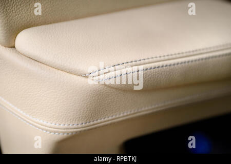 Close-up Luxus genäht Leder exklusives Interieur in beige Farbe eines Luxuswagens Innenseite der Kabinentür. Stockfoto