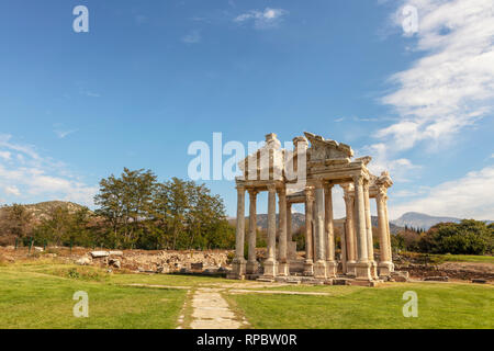 Der tetrapylon (monumentales Tor) bei einer archäologischen Stätte von Helenistic Stadt Aphrodisias in westlichen Anatolien, Türkei. Stockfoto