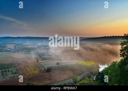 Fluss Dordogne und das Tal der Dordogne gesehen von Domme bei Sonnenaufgang, Frankreich Stockfoto