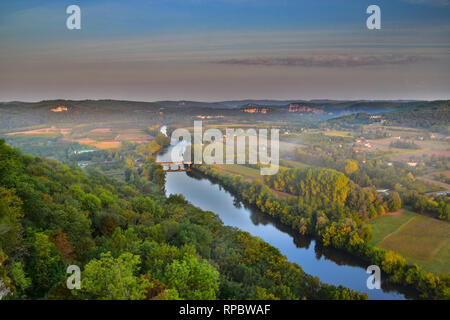 Fluss Dordogne und das Tal der Dordogne gesehen von Domme bei Sonnenaufgang, Frankreich Stockfoto