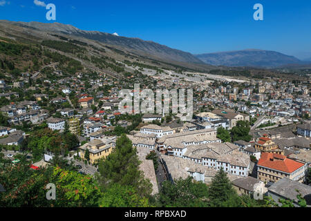 Panoramablick von Gjirokaster, Stadt im südlichen Albanien, in einem Tal zwischen den Bergen und dem Gjerë Drino, 300 Meter über dem Meeresspiegel. Stockfoto