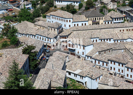 Stein Dächer der Stadt Gjirokaster, Stadt im südlichen Albanien Stockfoto