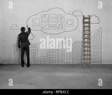 Unternehmer stehen und Zeichnung app Symbol mit Sky Gebäude Gekritzel auf Beton Wand Hintergrund Stockfoto