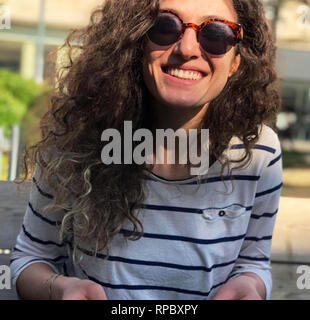 Das Porträt einer jungen Frau in der Sonne Stockfoto