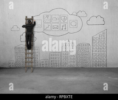 Geschäftsmann klettern und Zeichnung app Symbol mit Sky Gebäude Gekritzel auf Beton Wand Hintergrund Stockfoto