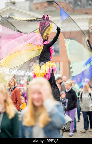 Bunte Performance auf Stelzen in der Mitte auf dem Marktplatz der Groningen Samstag Lebensmittelgeschäft und Fischmarkt Stockfoto