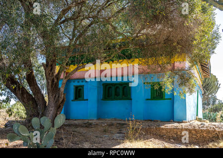 Blue House in der Nähe der äthiopischen orthdox Christian Wukro Cherkos Felsen gehauene Kirche, Äthiopien, Afrika Stockfoto